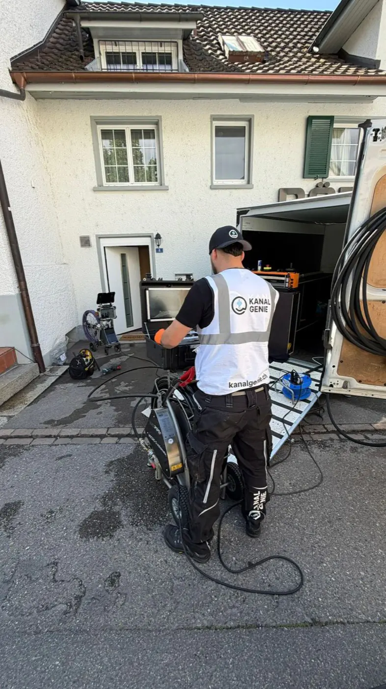 Kanal-TV-Befahrung mit Monitor vor Ort
