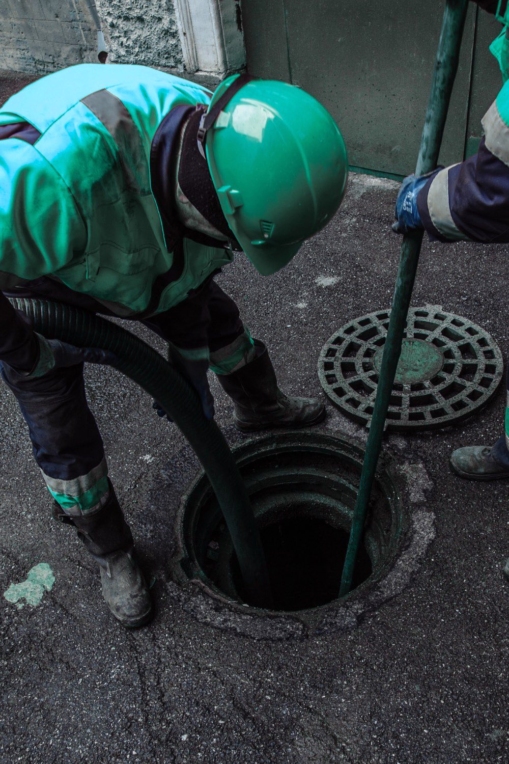 KanalGenie Techniker im Einsatz am Schacht